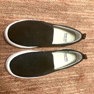 Earth Rosewood Clove Black Corduroy Slip on with cushioned interior Sz 6.5